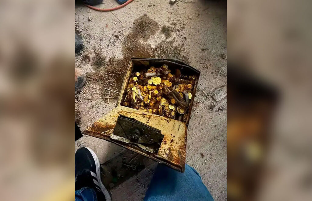 The gold chest found by the workers. Photo.