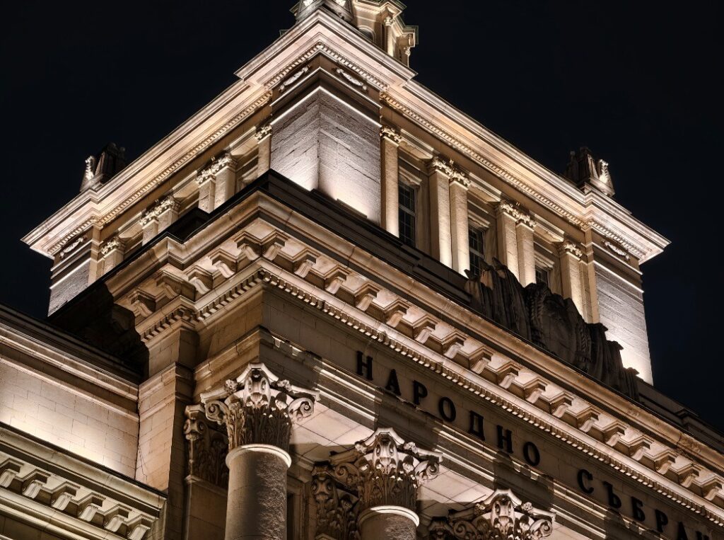 The periscope with 3.7x optical zoom also gives no reason to complain. Image: gsmarena.com