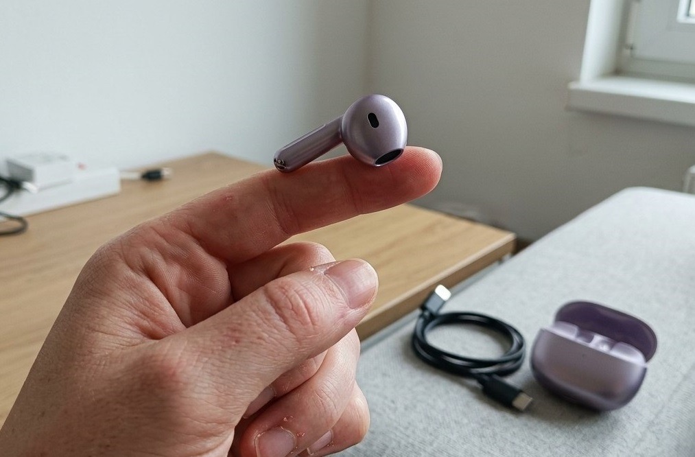 The earbuds are very lightweight and ergonomic