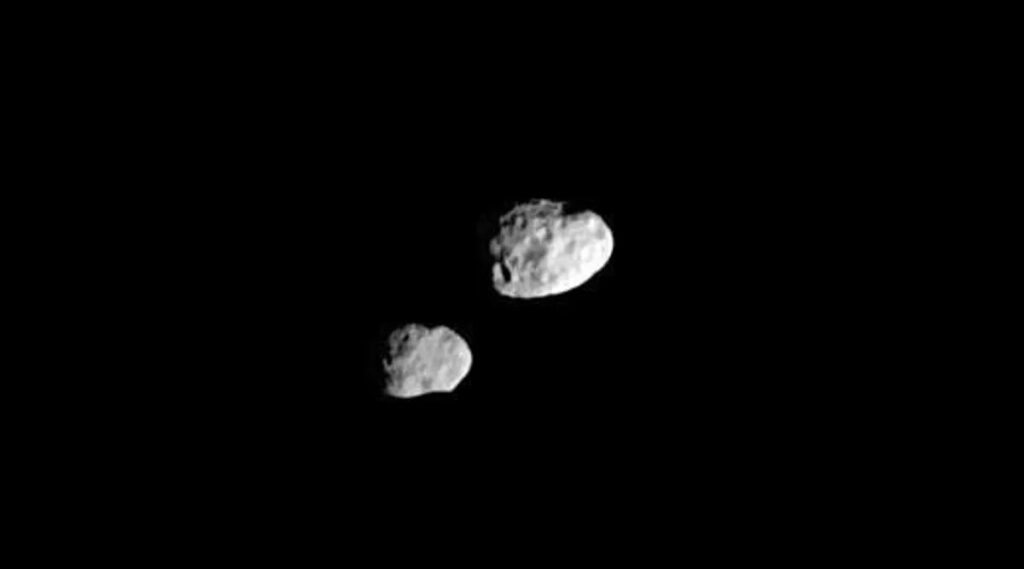 In this spacecraft image, Janus (right) and Epimetheus appear to nearly touch due to their almost identical orbits, but the photo was taken when the distance between them was 40,000 km. Photo.