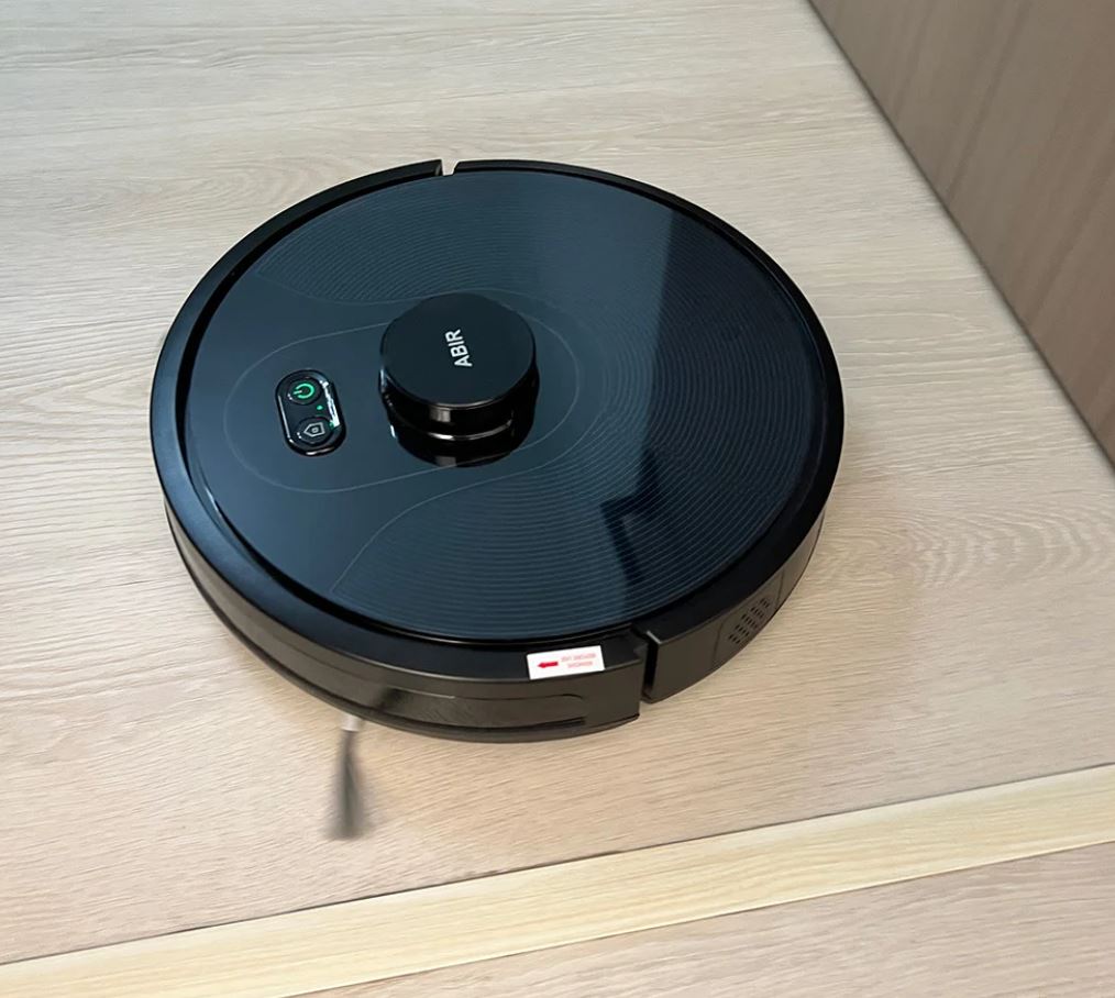 Affordable robot vacuum with great reviews. A worthy model from Abir that won't disappoint. Photo.