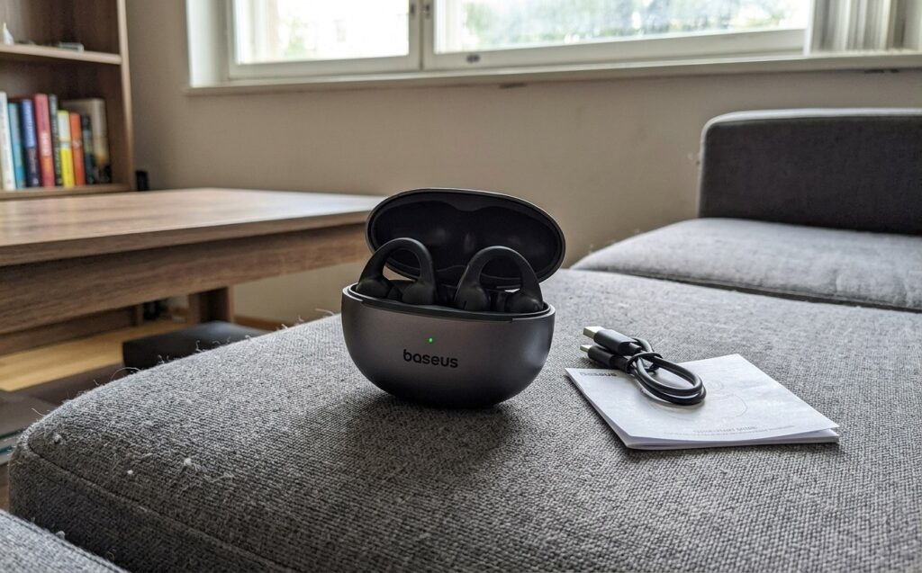 Wireless clip-on earphones for when regular ones keep falling out. If regular earphones fall out, here's the solution. Photo.