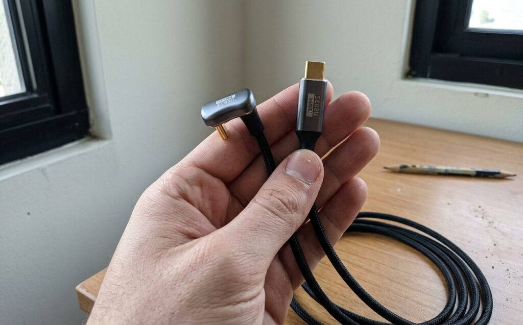 Angled USB-C cable that doesn't break at the connector. With this cable you can easily play while charging. Photo.