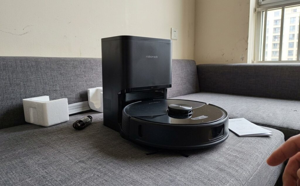 Roborock S8 Pro Plus robot vacuum with mopping. The robot is available in black or white. Photo.