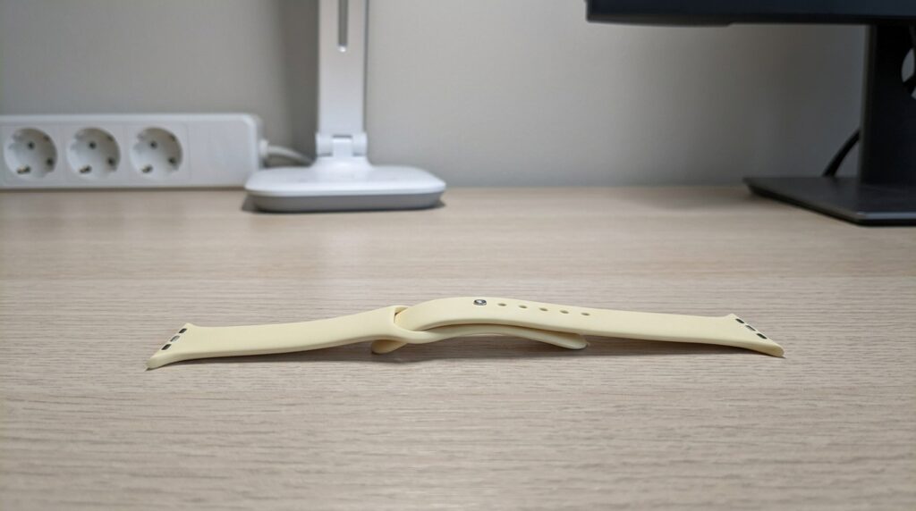 Apple Watch band — bought three, no regrets. A hundred rubles — and the watch looks brand new for every outfit. Photo.