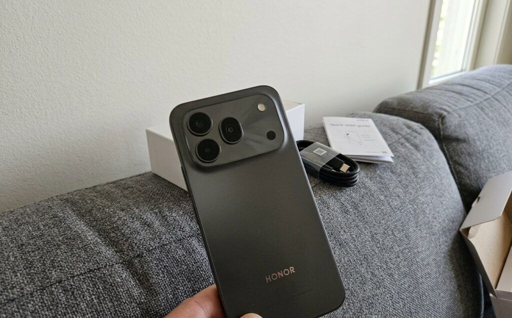 Honor 600 Pro: Why you should buy the Honor 600 Pro. From a distance, the smartphone looks very similar to iPhone 17 Pro Max. Photo.