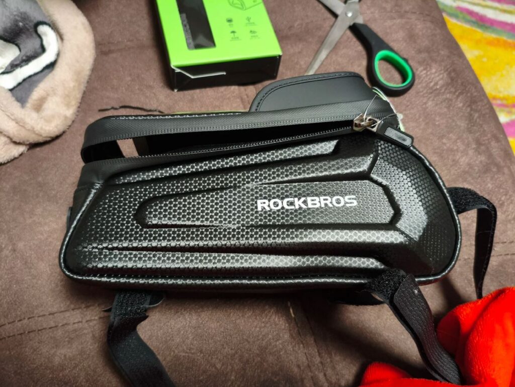 Cool case — holds the phone securely