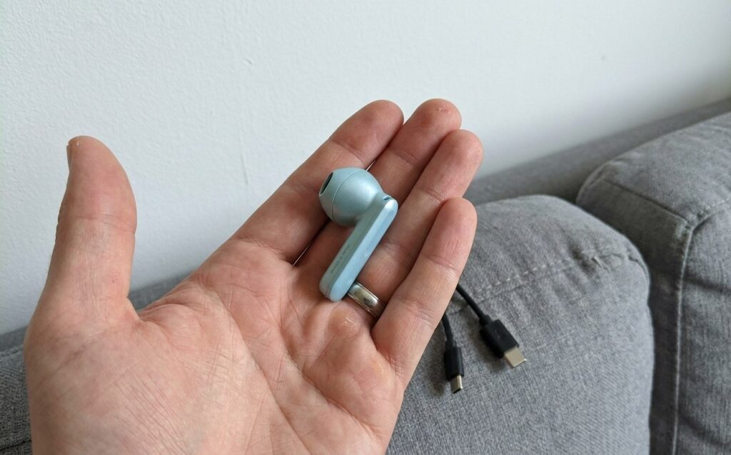The earbuds are very light and barely noticeable in the ears