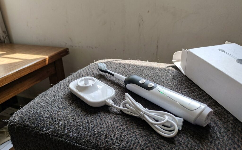 Sonic electric toothbrush as an Oral-B alternative. An excellent toothbrush, durable and affordable. Photo.