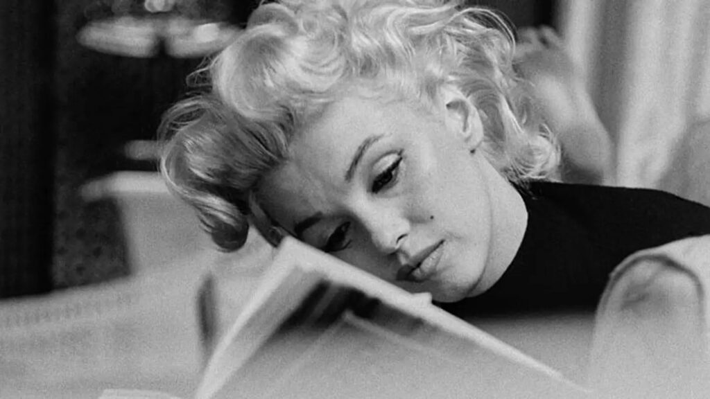 What did Marilyn Monroe read? Photo.