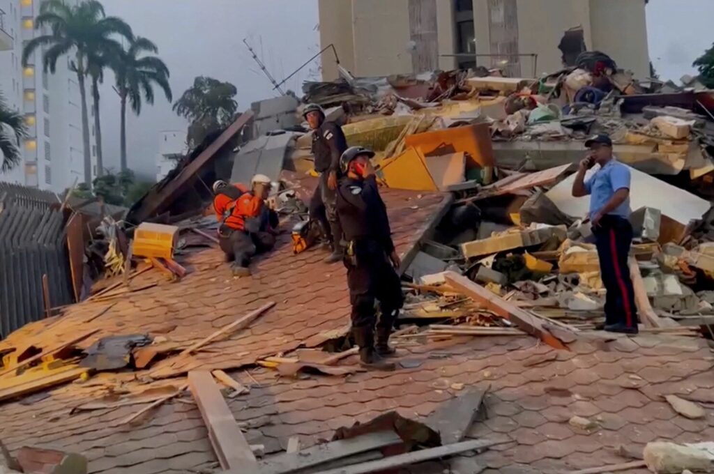 Rescuers near a collapsed building in Venezuela. Photo source: Reuters. Photo.