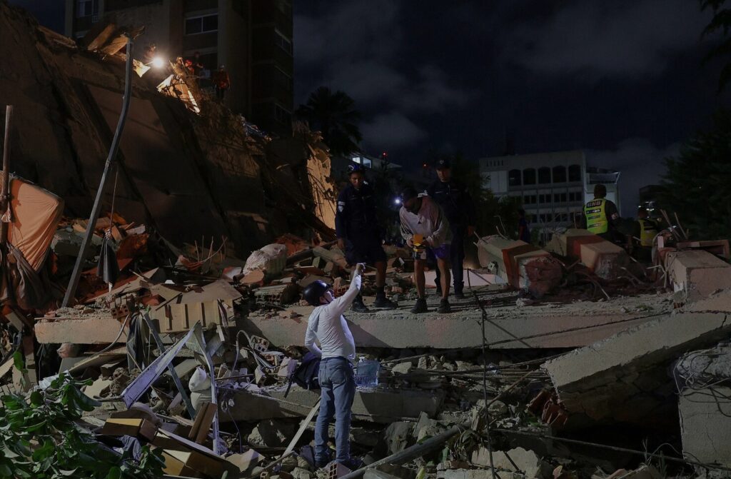 Emergency services at work after the earthquake in Caracas. Photo source: Reuters. Photo.