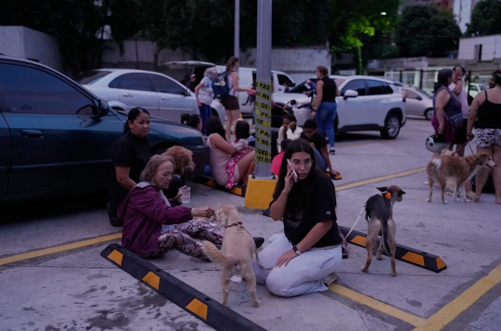 People in Caracas after the earthquake. Photo source: Ariana Cubillos/AP. Photo.