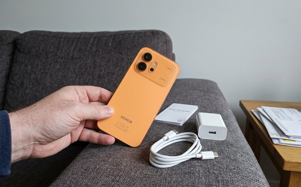 Vryad li po kartinke vy srazu ponyali, chto za smartfon u menya v ruke. Foto.