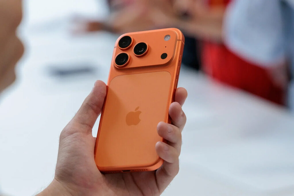 Honor 600 Design: Why It Looks Like an iPhone. And this is iPhone 17 Pro Max. Photo.