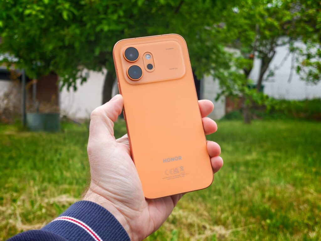Honor 600 Design: Why It Looks Like an iPhone. Honor 600. Photo.
