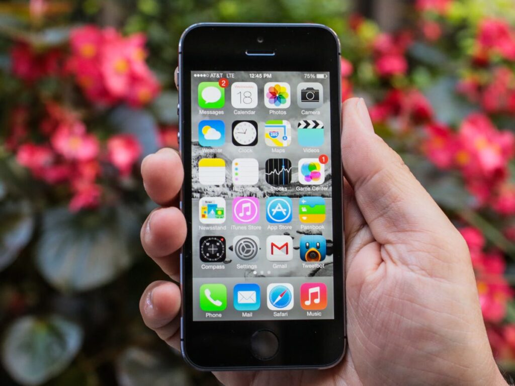 Which iPhones you shouldn't buy in 2026. iPhone 5S is only worth buying as a collector's item, but definitely not for daily use. Photo.