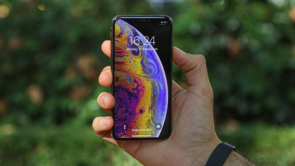 The oldest iPhones with security updates. iPhone XS, like the XR, is also limited to security patches only. Photo.