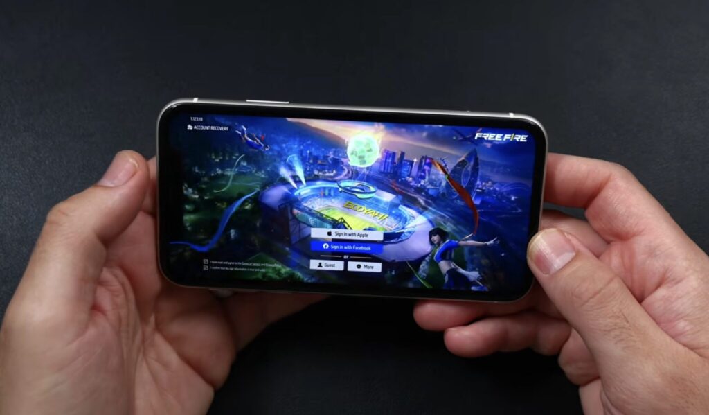 iPhone 11 limitations on iOS 27. Games launch on the smartphone relatively smoothly. Photo.