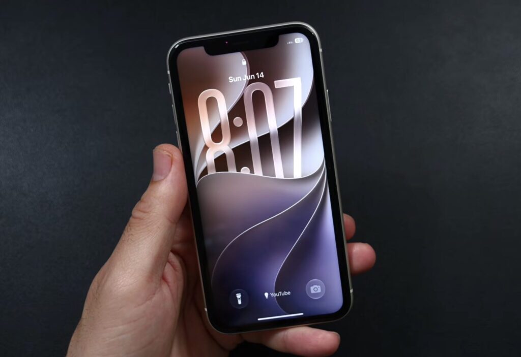 iPhone 11 performance on iOS 27 after the update. The menus display everything as expected. Photo.