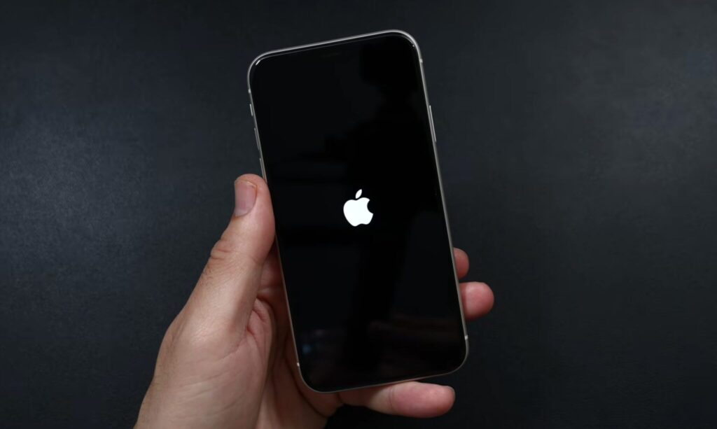 iPhone 11 performance on iOS 27 after the update. It seemed like the smartphone was booting up for a long time. Photo.