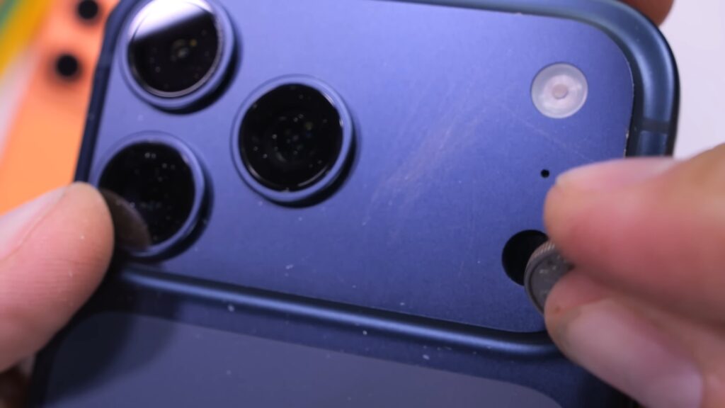 Why the aluminum iPhone body scratches easily. Aluminum scratches very easily, with the exception of the silver version. Photo.