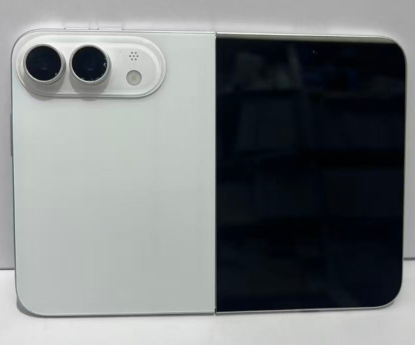What the first foldable iPhone will look like. This is how the device will look from the outside. Photo.