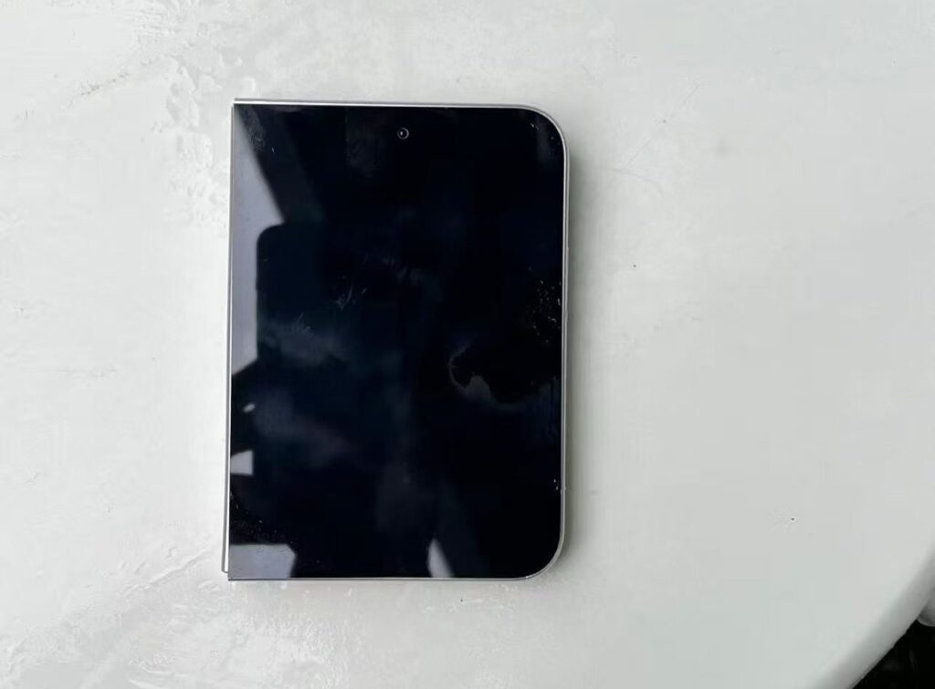 How not to confuse an iPhone Ultra mockup with a real smartphone. You'll even be able to judge how comfortable the external screen will be. Photo.