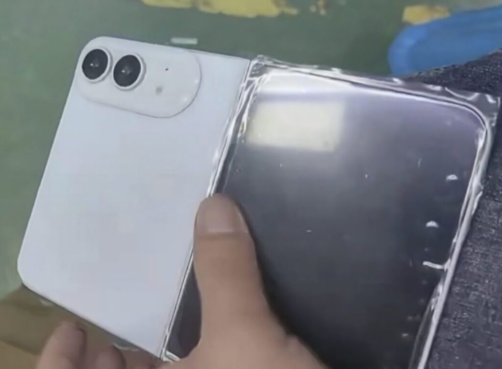 What the first foldable iPhone will look like. The image isn't great quality, and the smartphone itself looks plastic. Photo.