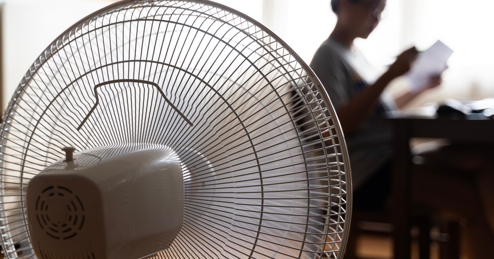 With age, the body dissipates heat less effectively, and the familiar fan stops helping. Photo.