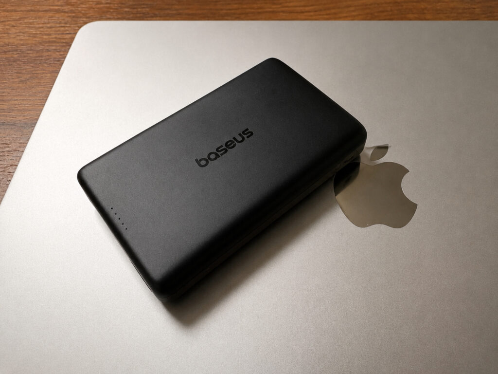 Which 10,000 mAh power bank easily fits in your pocket. The Baseus PicoGo AM52 is smaller than other 10,000 mAh batteries in terms of dimensions. Photo.