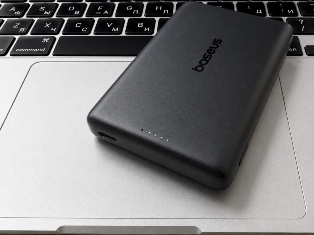 How many times can you charge an iPhone from a 10,000 mAh battery. You can determine the remaining charge by the LEDs. Thank goodness there are no screens. Photo.