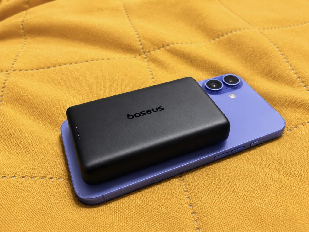 How MagSafe works through an iPhone case. The device snaps onto the smartphone rock-solid. Photo.
