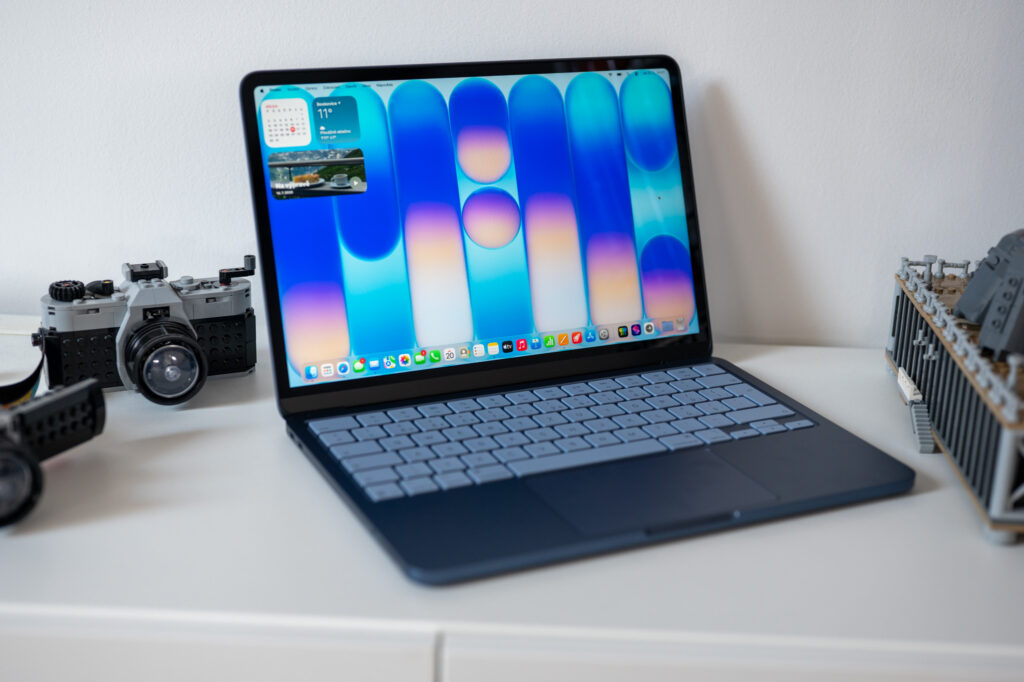 What's better: buy a Mac today or wait for new models. The MacBook Neo will most likely lose its minimum configuration. Photo.