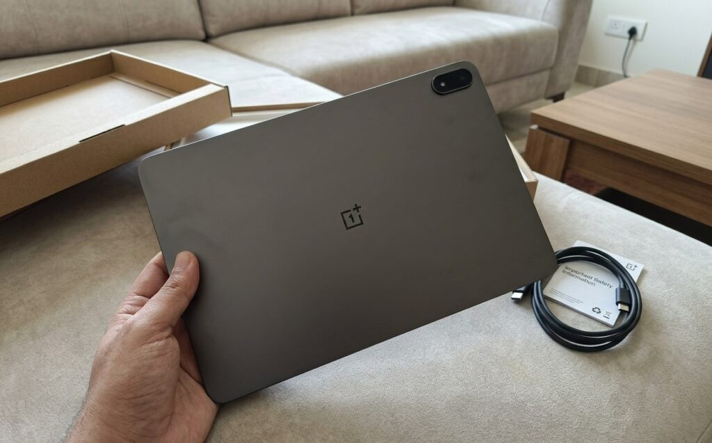 Large or compact tablet: what's more convenient for everyday life. The tablet is really big and it's awesome. Photo.