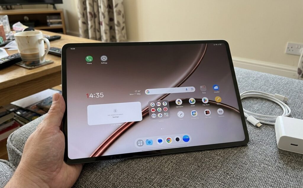 Which tablet is better for movies and TV shows. OnePlus doesn't have OLED, but the screen quality is incredible. Photo.