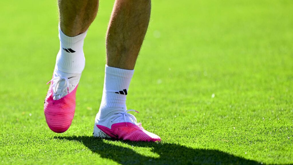 Pink boots draw attention to brands. Photo.
