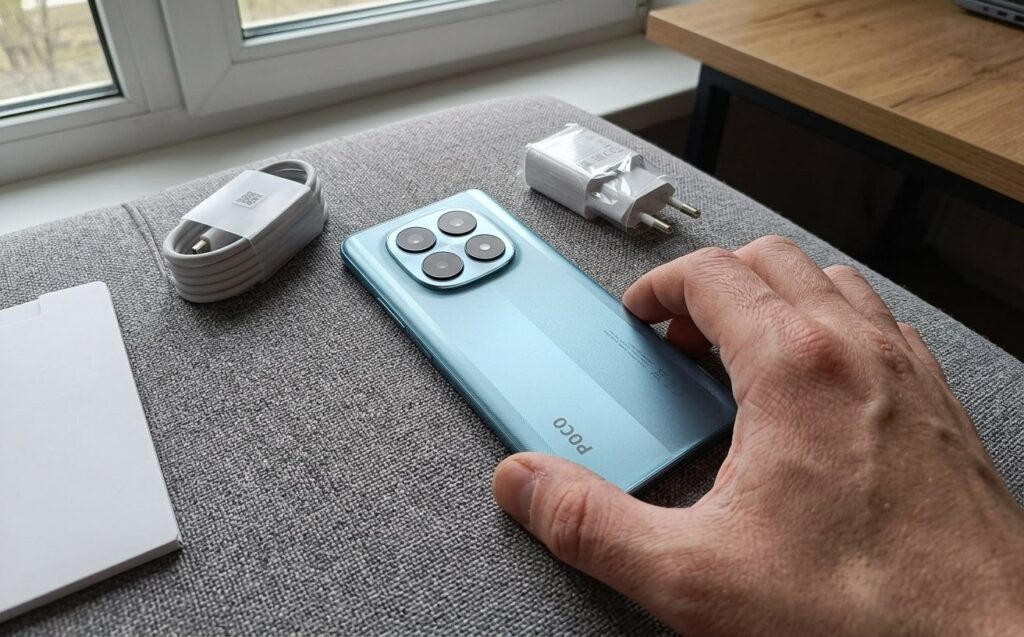 POCO M8 — A balanced smartphone under 20,000 rubles. The budget model is great for its price. Photo.