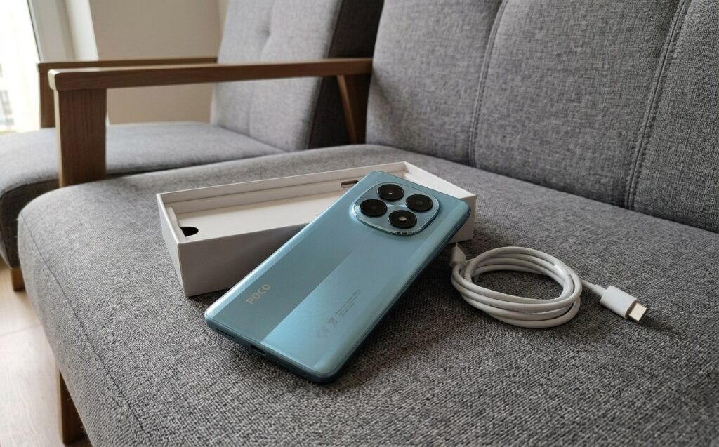 You wouldn't guess it's a budget smartphone just by looking at it. Photo.
