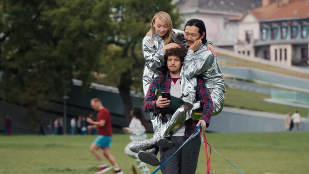 New Safari ad about tracking protection. Subtle trolling aimed at Google Chrome. Photo.