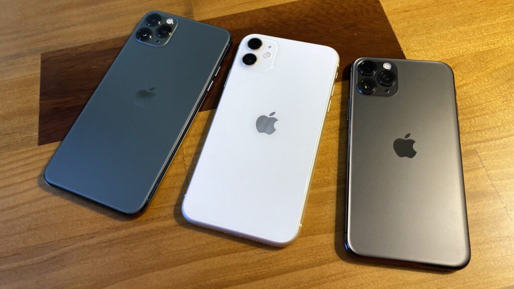 Is it really possible to determine the location of a turned-off phone? Finding a phone in turned-off state is available starting from iPhone 11. Photo.