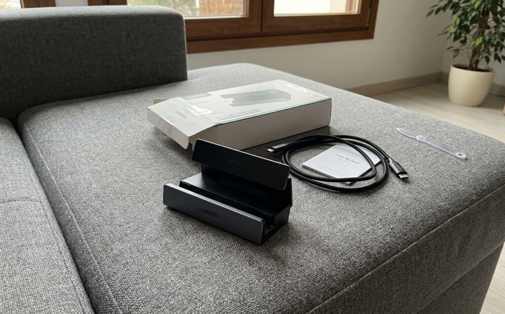 UGREEN Docking Station for Steam Deck: Build, Cable, and Assembly. Everything is assembled with maximum quality, and the materials feel pleasant to the touch. Photo.