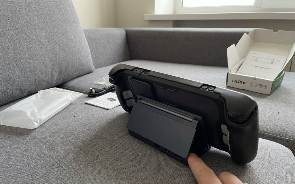 Steam Deck via Docking Station: Latency, Charging, and Internet. Place the console in the dock, connect all the necessary cables and you're good to go. Photo.