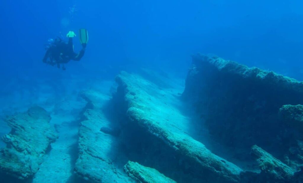 Divers discovered a 1,000-year-old city beneath a lake: a powerful earthquake wiped it out overnight