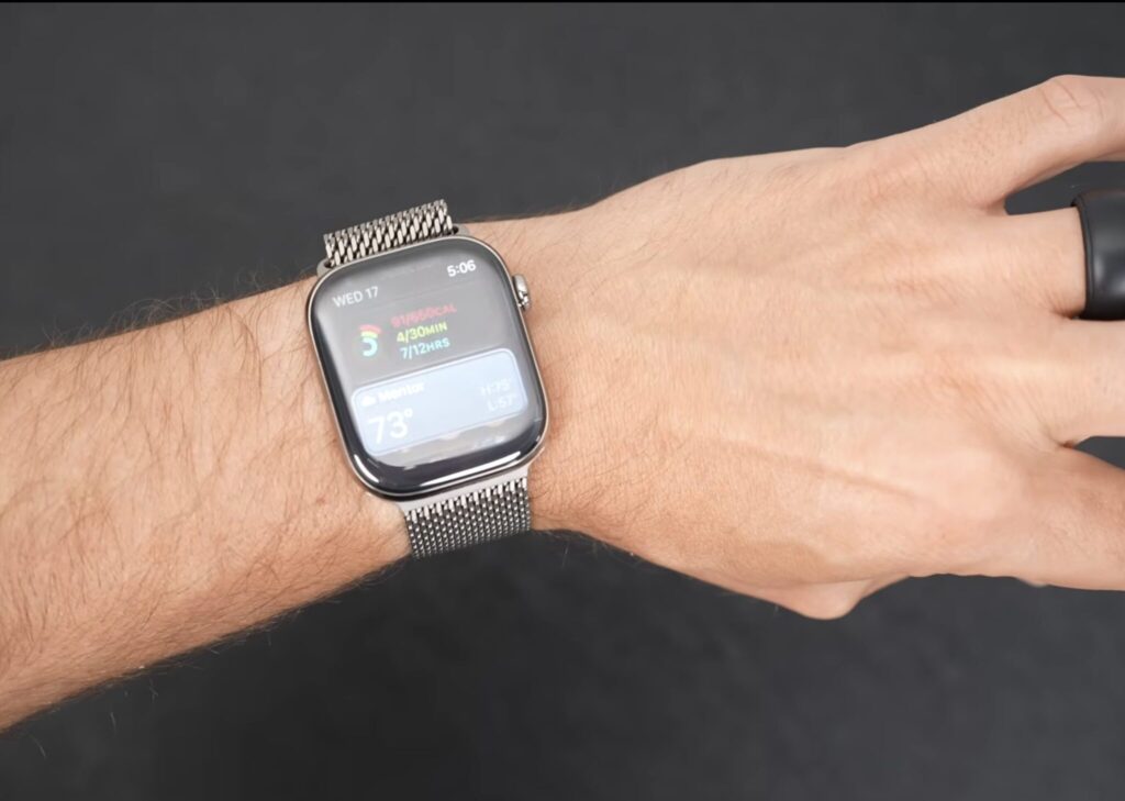 New control gestures on Apple Watch. A new scrolling gesture has appeared in the system. You need to bring your index finger and thumb together. Photo.