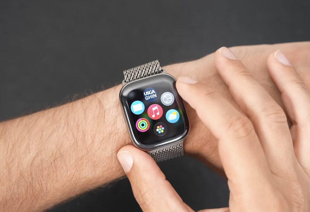 New app grid in watchOS 27: how it works. The app grid can periodically rearrange itself to suit your needs. Photo.