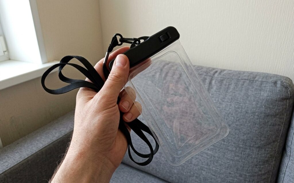 Put the smartphone inside and clipped it shut