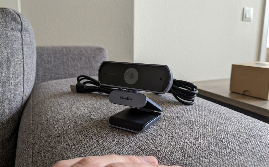 The camera has a reliable mount that doesn't damage the monitor