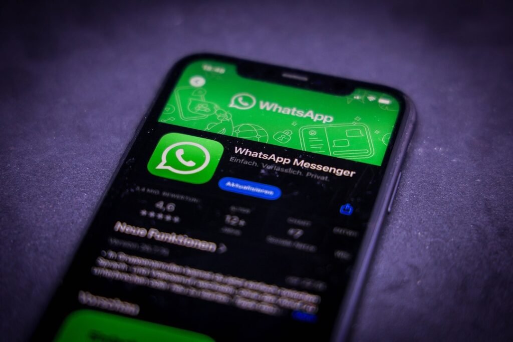 Why WhatsApp stops supporting older iOS versions. You need to update not just WhatsApp but the OS too. Photo.