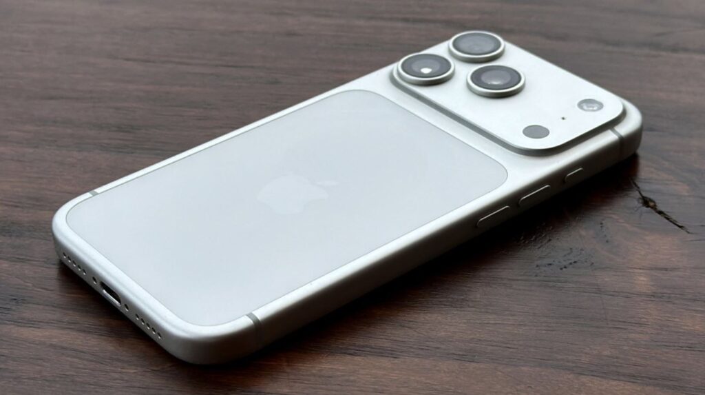What is known about iPhone 18 Pro dimensions. The smartphone keeps getting bulkier before our eyes. Photo.